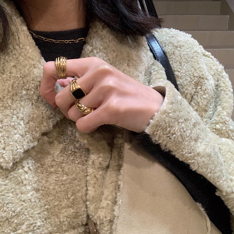 HUANZHI Neue Korea Einfache Unregelmäßige Geometrische Verdrehte Quadrat Schwarz Zirkon klobig Gold Metall Ring für Frauen Männer Partei Schmuck