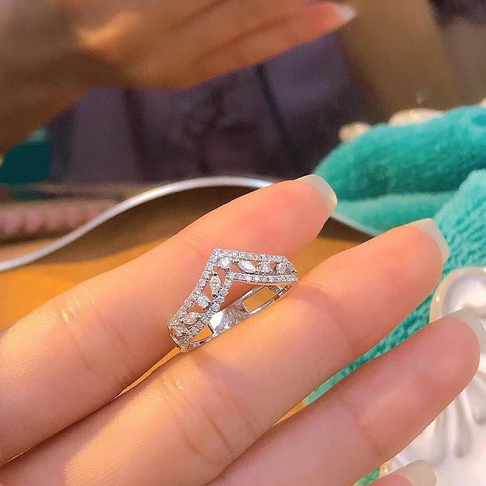 Huitan Verklaring Vinger-Ring Voor Vrouwen Eenvoudige V Luxe Dazzling Cz Stone Bridal Wedding Party Accessoires Sieraden