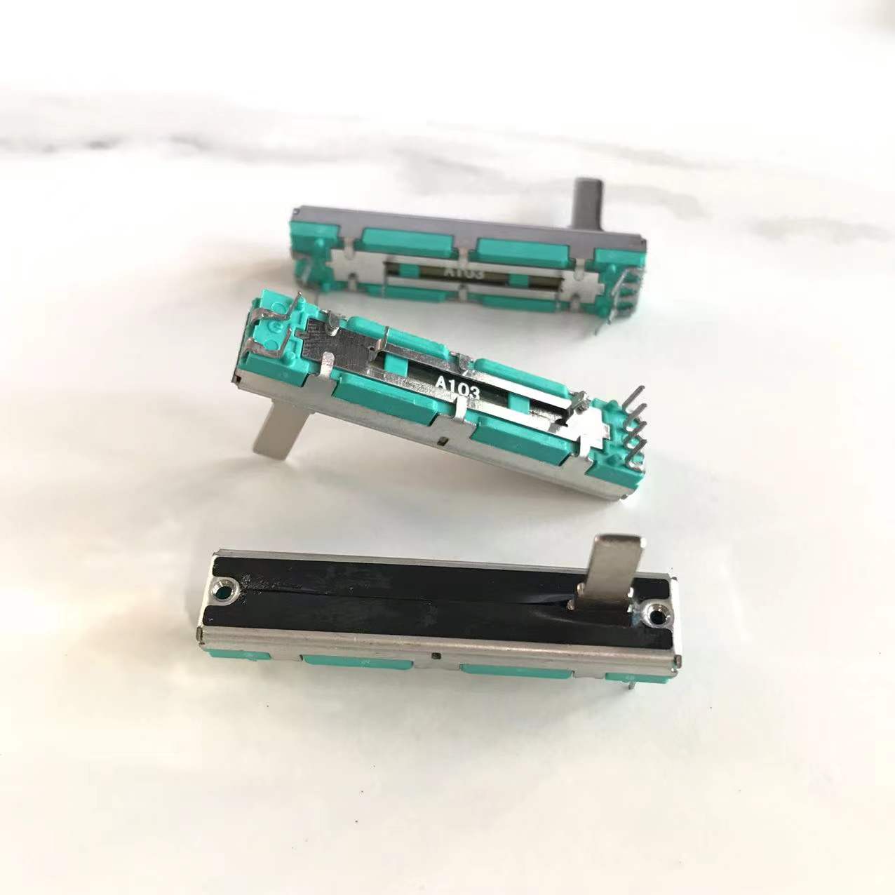 50 stück/lot 45mm potentiometer  a10k a20k a50k a100k original-potentiometer-mixer-fader  a10k 45mm a10 kx 2 a20k*2 a50k*2: 50 stück  a10k ohm