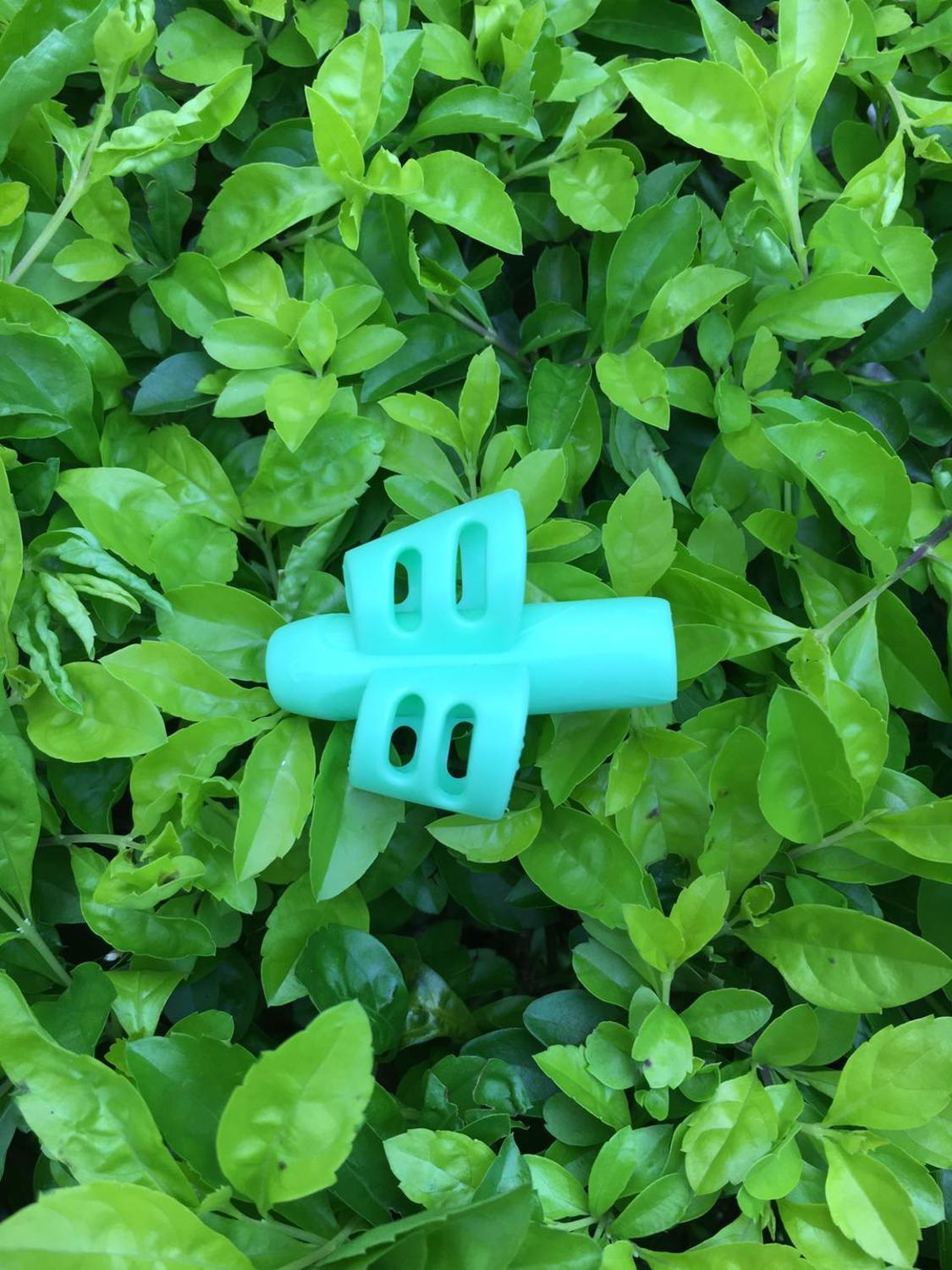 genuine two-finger TPR pencil holder pen holder sleeve writing learning correction tool pen holding corrector holder sleeve: Green(two-finger)