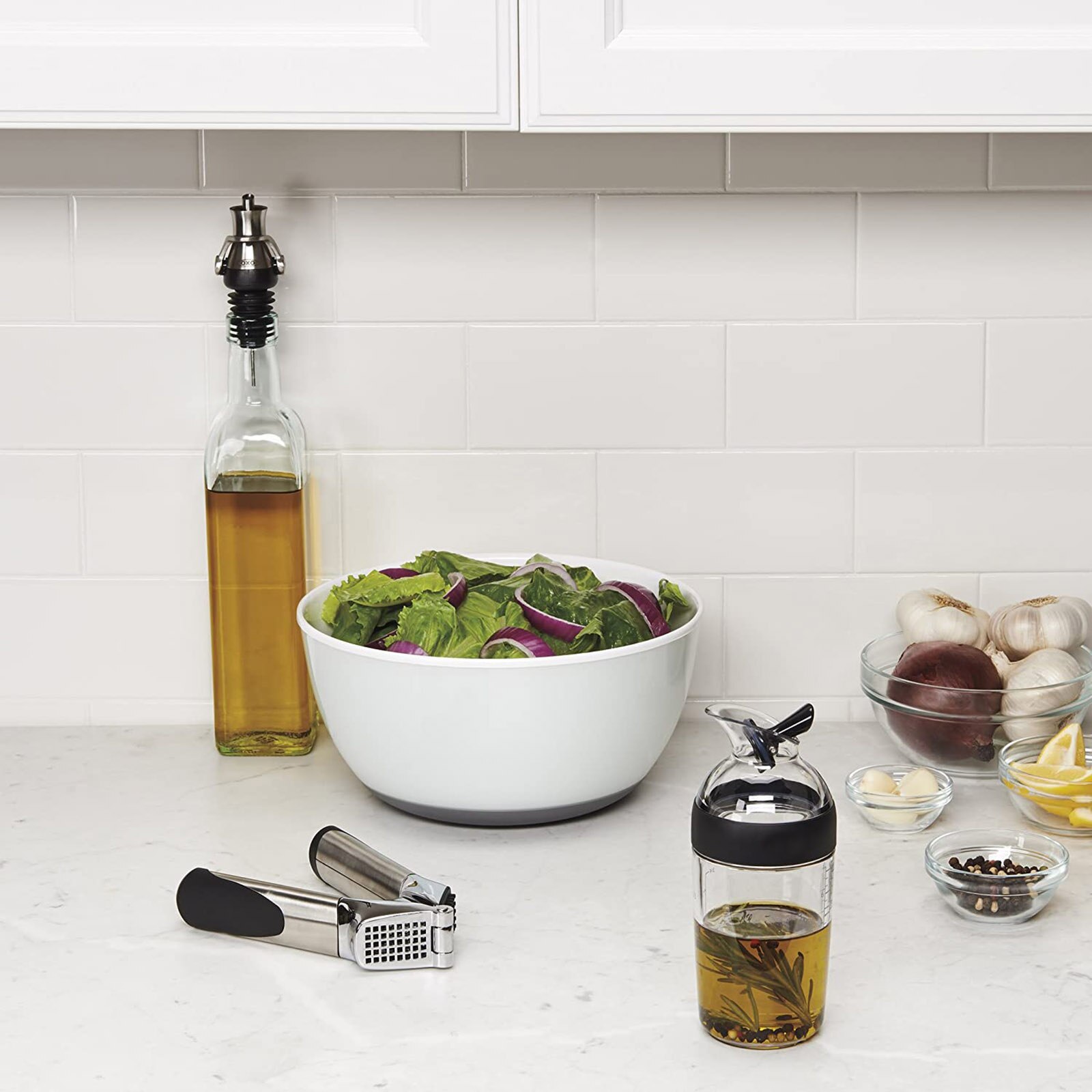1pc Salad Dressing Shaker Emulsifier Universal Manual Sauces Mixer Spill Resistant 240ml with Measurement: black