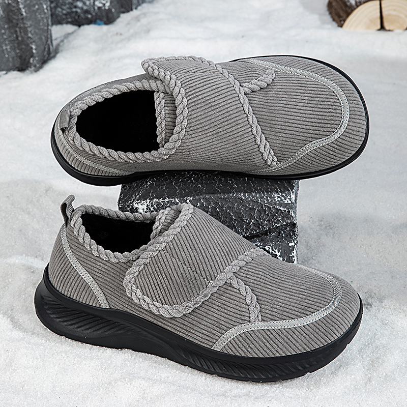 Comfortabele wandelschoenen met schokabsorberend en antislip bovenwerk, ademend materiaal en klittenbandsluiting voor gemakkelijk aan- en uittrekken.