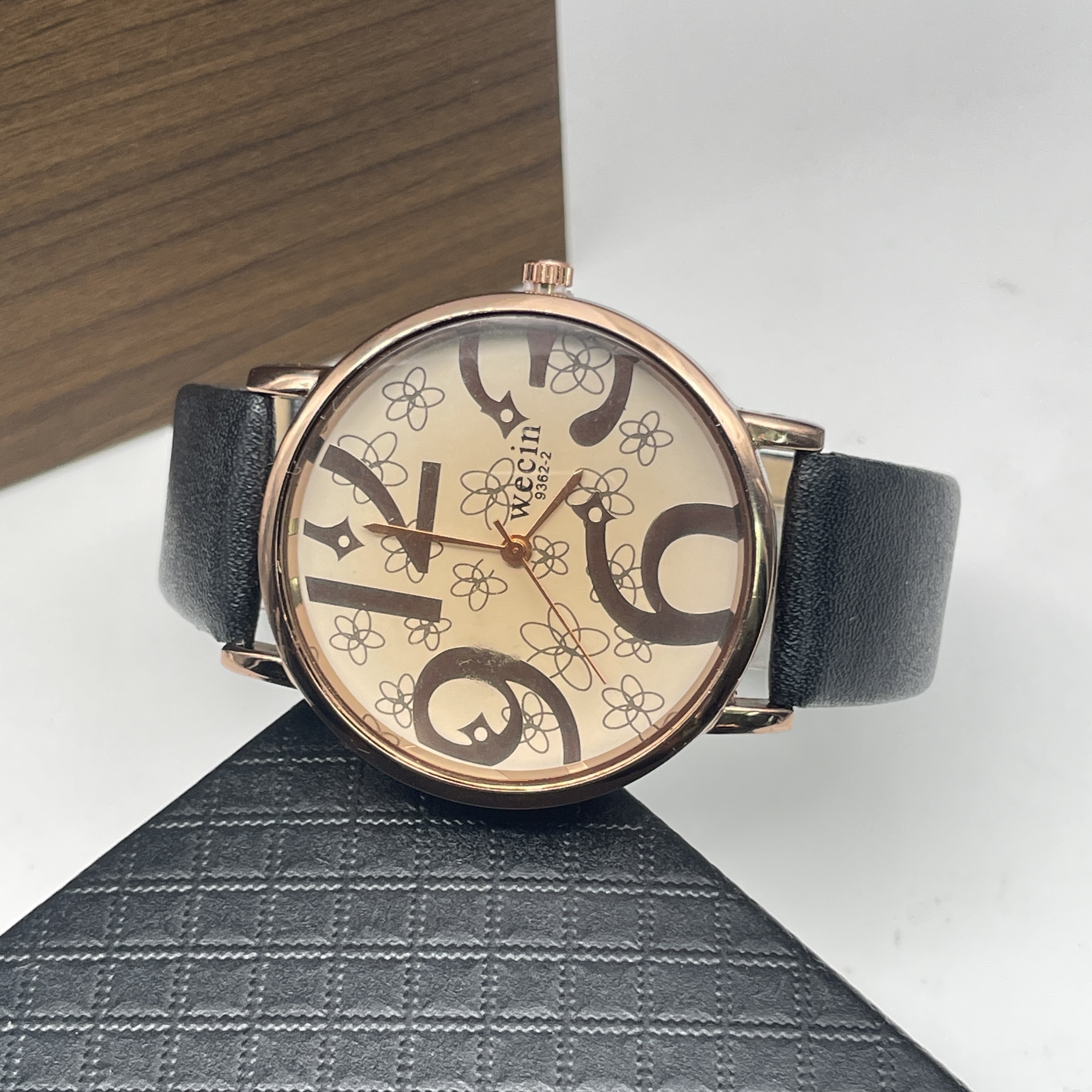 Reloj con estampado de leopardo de personalidad para mujer, reloj de con esfera de fuente creativa,