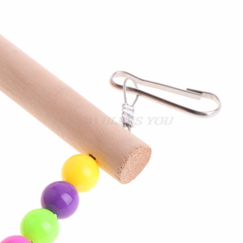 Linnut lemmikit papukaijat tikkaat kiipeilylelu roikkuvat värikkäät pallot luonnonpuusta