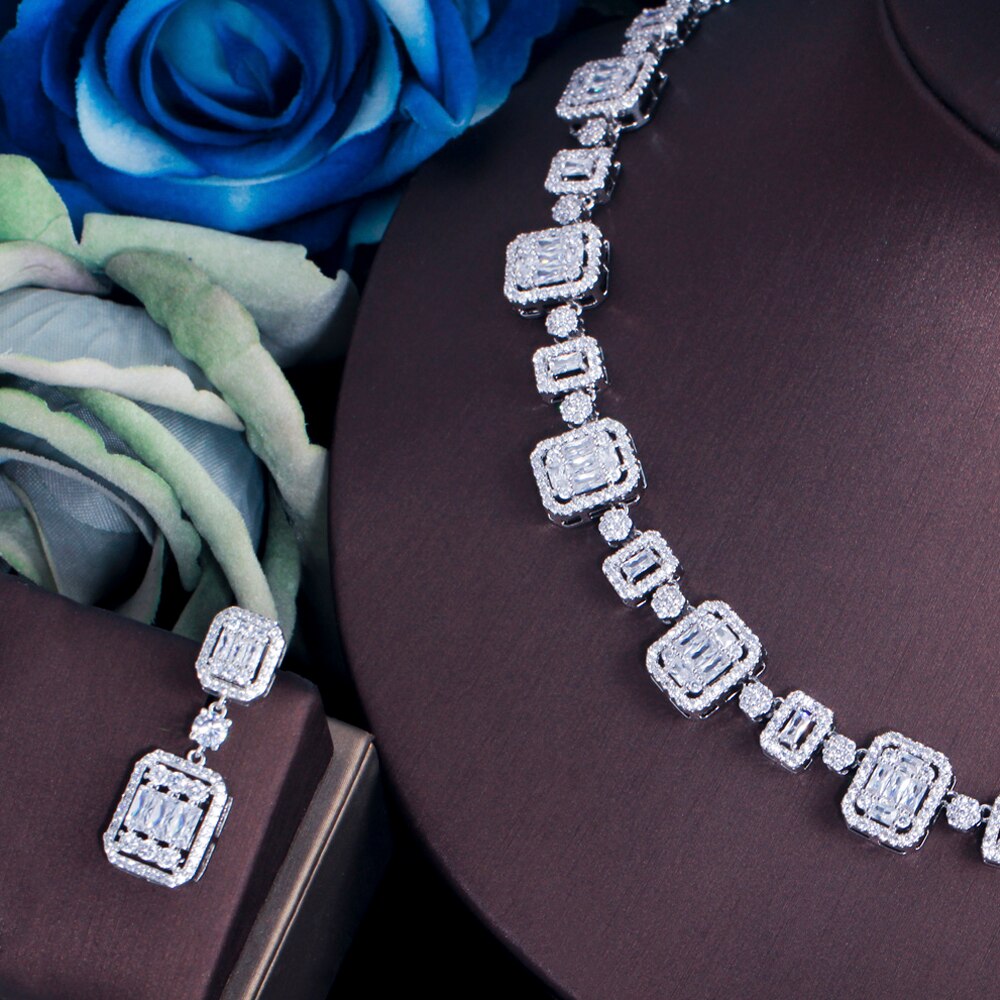 Tre orecchini scintillanti con zirconi cubici Color argento orecchini geometrici quadrati collana Set di gioielli da sposa per spose TZ616
