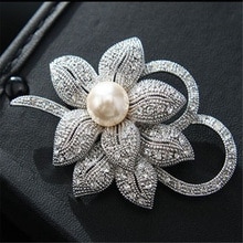 Lnrrabc Mode Vrouwen Zilverachtige Kleur Bloem Vormen Kristallen Imitatie Parel Broche Pin Sieraden Pins Broches De Strass Luxo