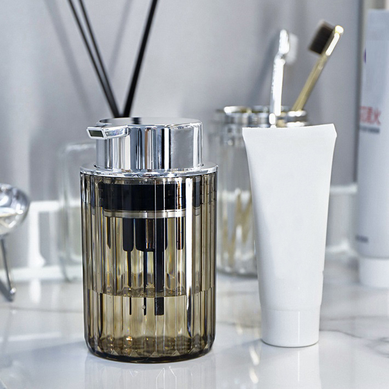 Käsien vaahtoava saippua-annostelija kylpyhuoneeseen nestemäinen saippuamousse-pullo, täytettävä keittiön painettava astianpesuainesäiliö