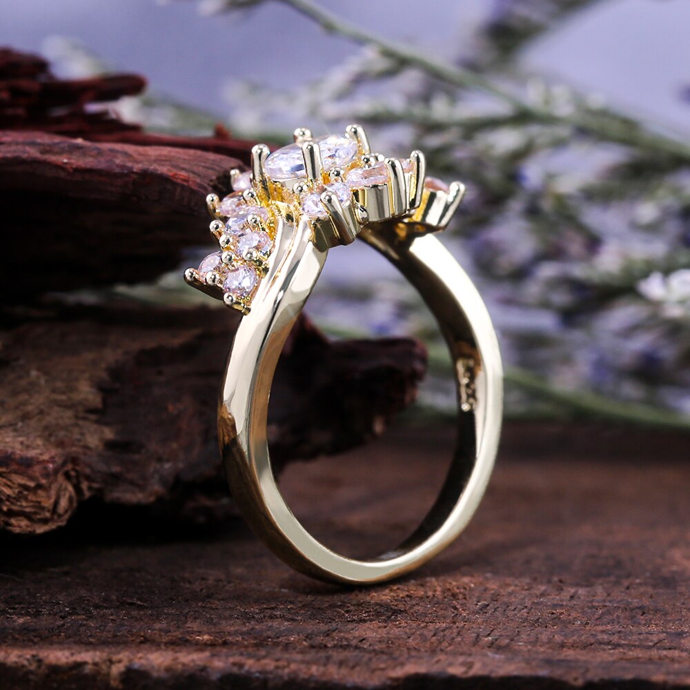 Huitan Edle Reiche Blume Geformt Weibliche Finger Ring Albizia Blume Goldene Farbe Mit Sevral CZ Stein Engagement Hochzeit Ringe