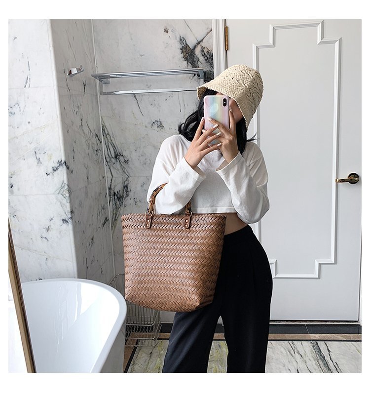 Strandsäck för kvinnor med stor kapacitet, vävd halmväska, bohemisk crossbody-väska, rottingliknande handväska: Brun