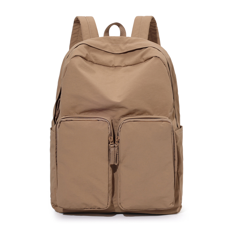 Vannavstøtende ryggsekk med dobbel skulder. den har stor kapasitet, er lett og avslappet. laget av krøllete og vasket nylon.: Khaki