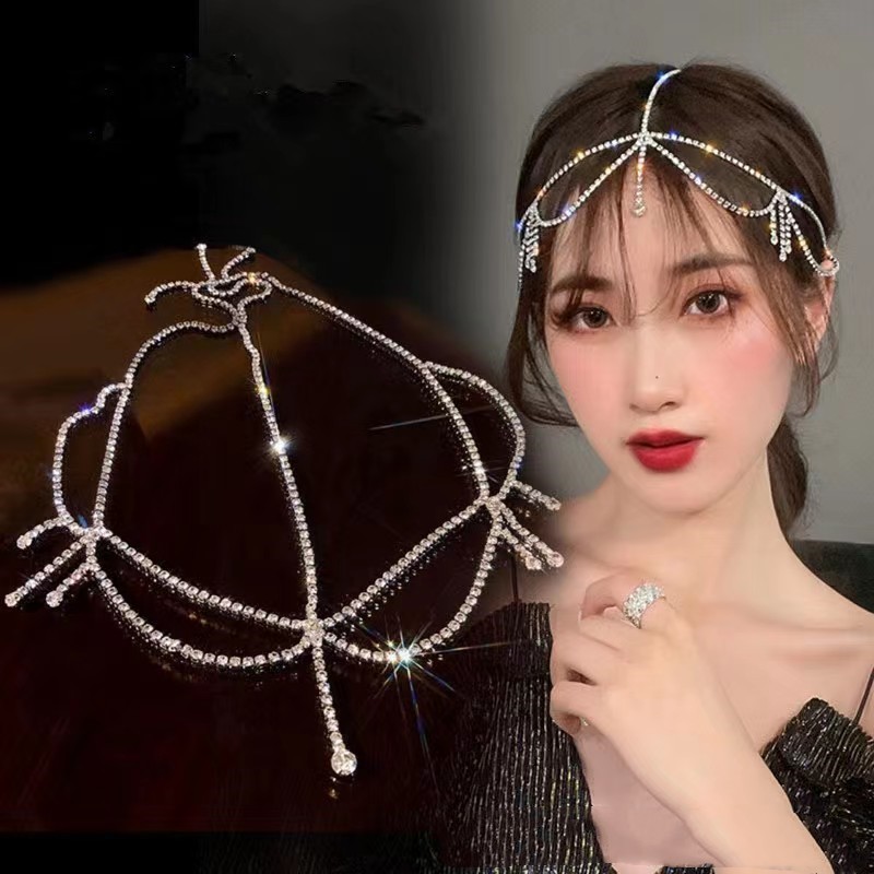 Haaraccessoire met meerdere lagen strass-steentjes en franjes.