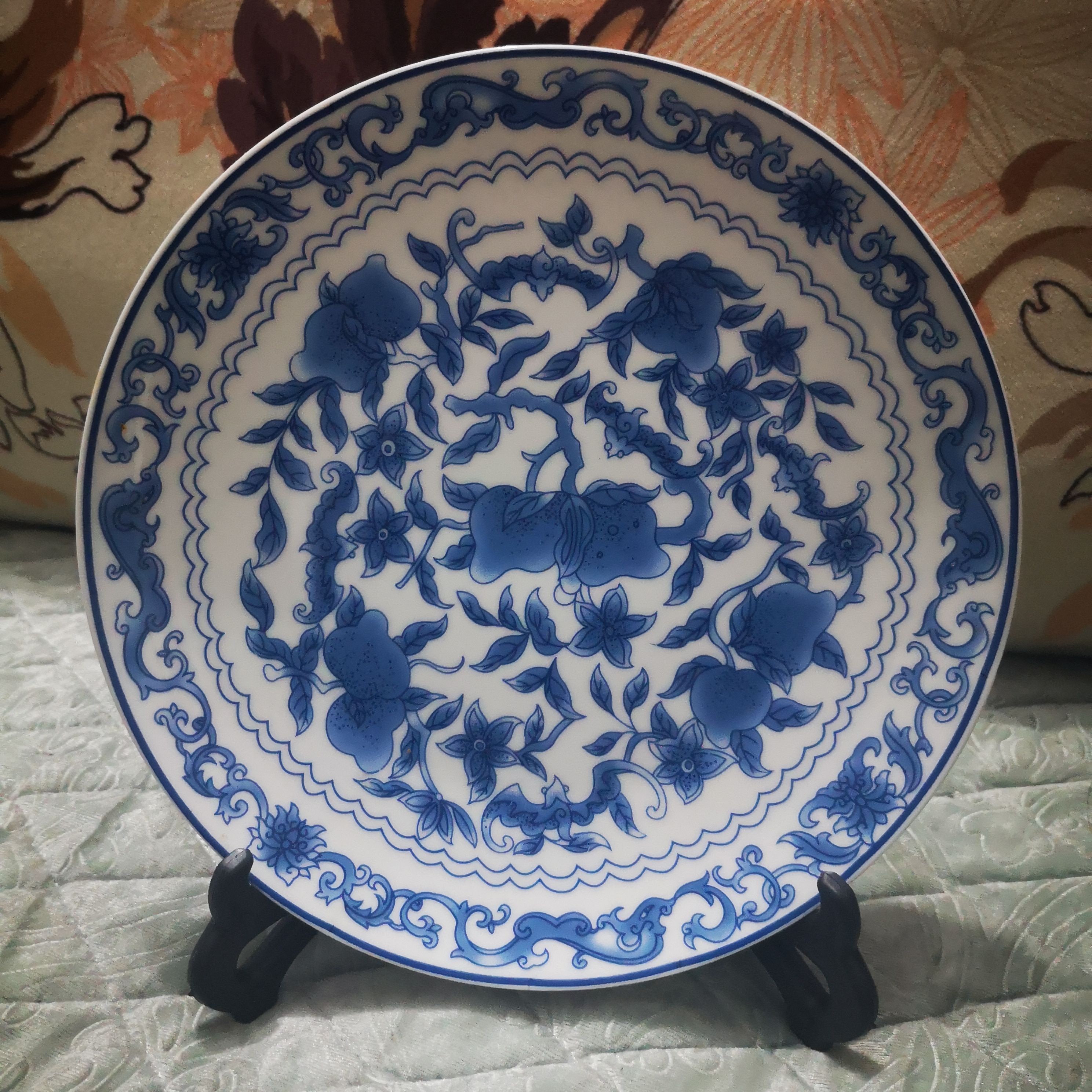 Exquisito plato chino hecho a mano de porcelana azul y blanca, patrón de flores, lo que significa rico y auspicioso