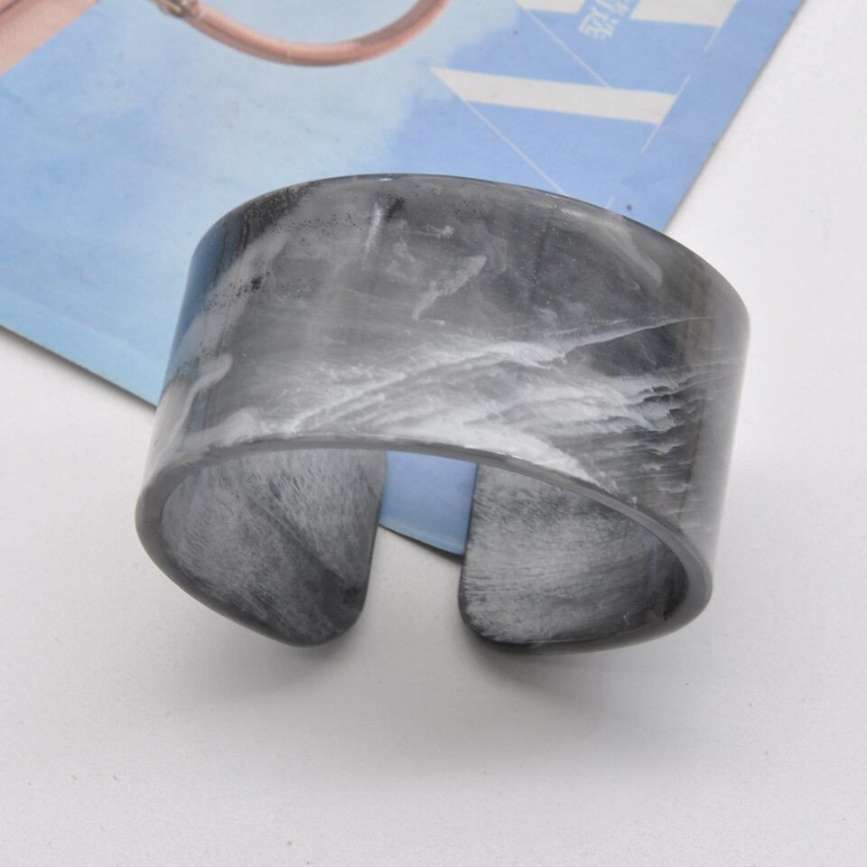 Stijlvolle Breed Breedte Kleurrijke Acryl Vrouwen Manchet Bangle: Grey