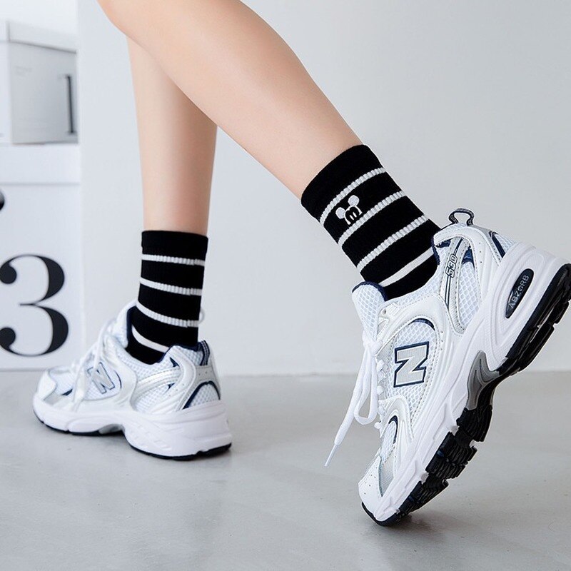 Jesienne i zimowe nowe bawełniane skarpetki studenckie, czarno-białe skarpety kreskówkowe myszy. Skarpetki damskie w paski Harajuku