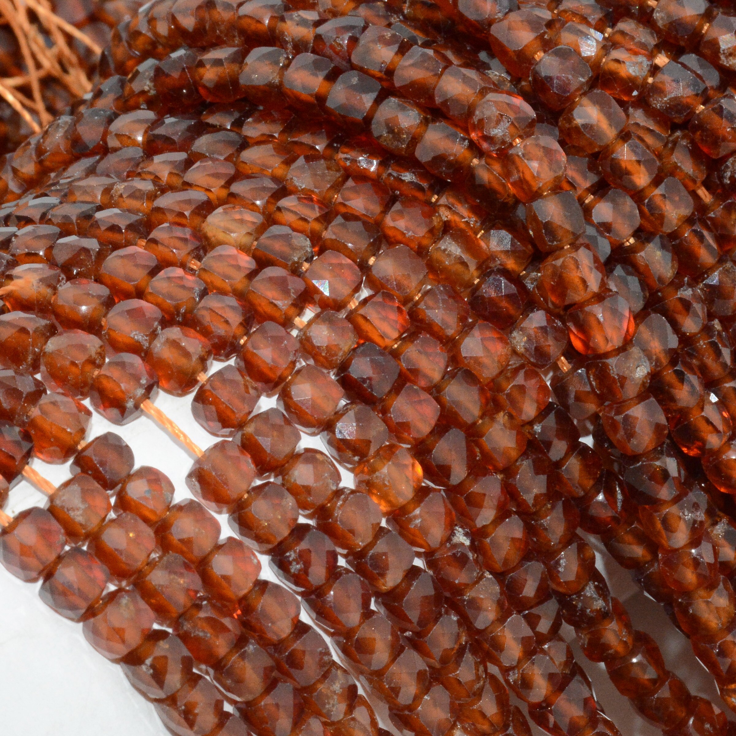 4.5mm natürliche, reine spessartin-granatperlen mit unregelmäßigem facettenschliff.