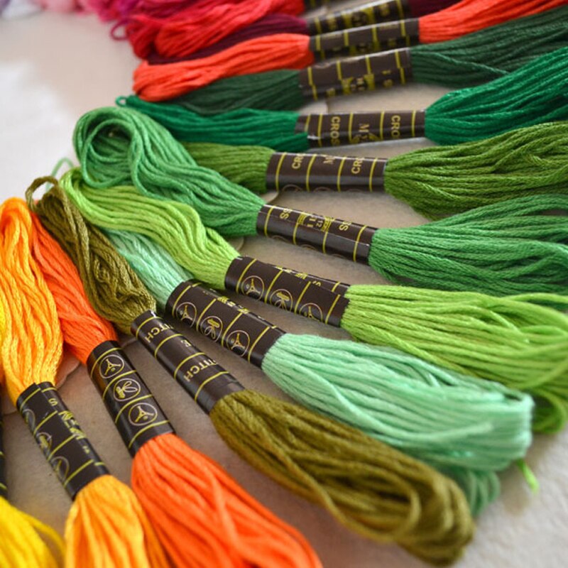 Pochette de 50 écheveaux de fil de soie, couleurs au choix, pour broderies et tout travaux, similaire DMC, pour points de croix et ornements