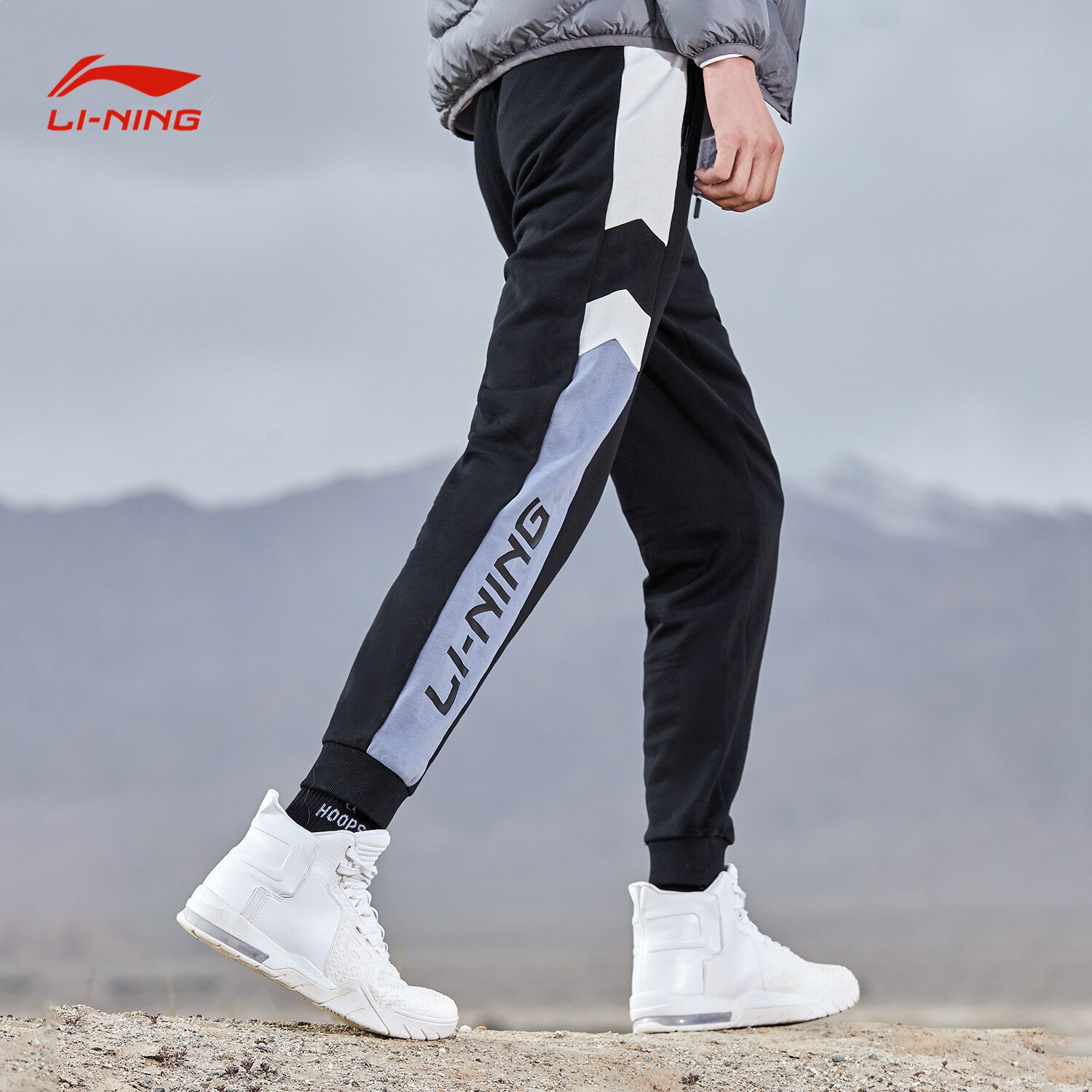 (Broken Code)LINING Men Pants Casual Loose Knitting Sports Pants Comfortable Splicing Colour Pants AKLP847