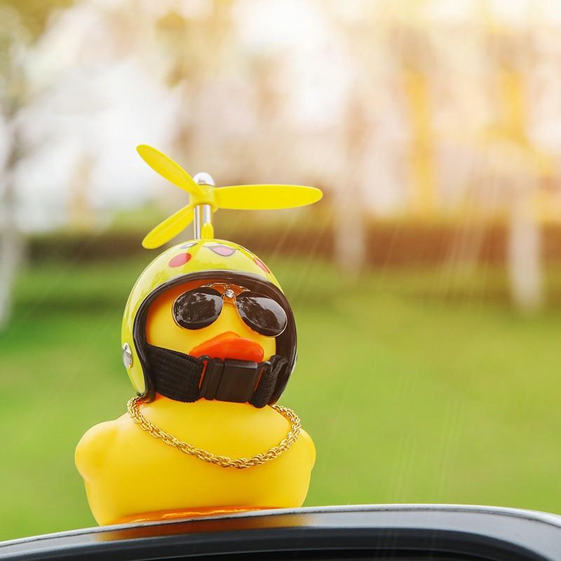 Bonito pato amarillo con hélice para casco, rompevientos de goma, sonido al estrujar, adornos de decoración para coche, accesorios