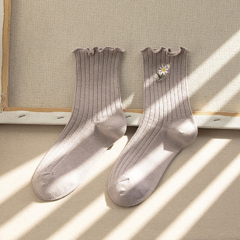 Femmes chaussettes Streetwear petites pâquerettes broder chaussettes mignonnes femmes japonais coréen Harajuku Style Kawaii chaussettes pour dames: Khaki