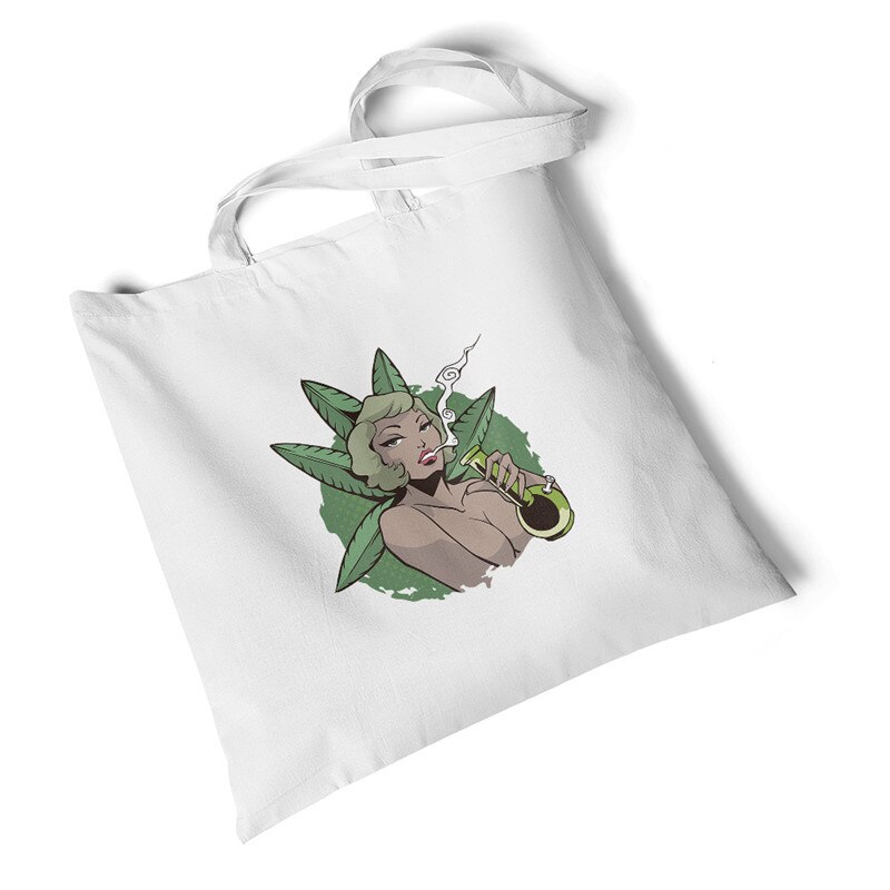 Karakter anime pige print kvinder lærred taske stor opbevaring rejsetaske håndtaske foldbar opbevaring indkøbstaske skuldertaske: Kvinde, der ryger