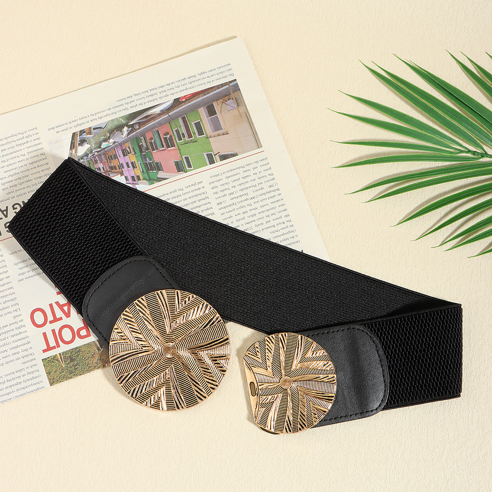 A nova fivela de cintura elástica brilhante retrô cinto exagerado com um casaco blazer é elegante e elegante para mulheres