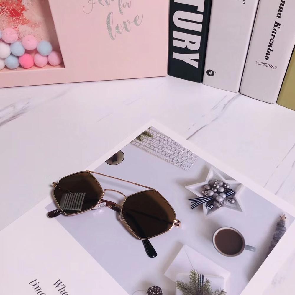 Gafas de sol irregulares para niños, lentes de sol irregulares para exteriores, ANTI-UV, para niñas, accesorios de tiro en la calle, gafas de sol con montura de Metal, 1 ud.: Brown