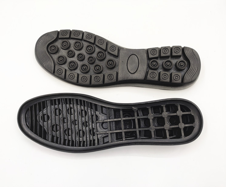 Cambiar suelas de mujer media pendiente con zapatos informales de goma deslizantes a mano con accesorios de material de reparación plano de ranura superior