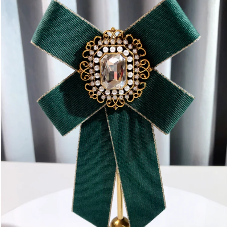 Britse Stijl Stof Strikje Broche Parel Kristal Overhemd Pak Kraag Pinnen Mode Stropdas Broches voor Vrouwen en Mannen Sieraden: Silver Plated