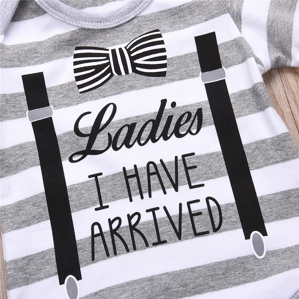Dames, ik heb een bodysuit met vlinderdasprint en korte mouwen voor een babyjongen binnen.