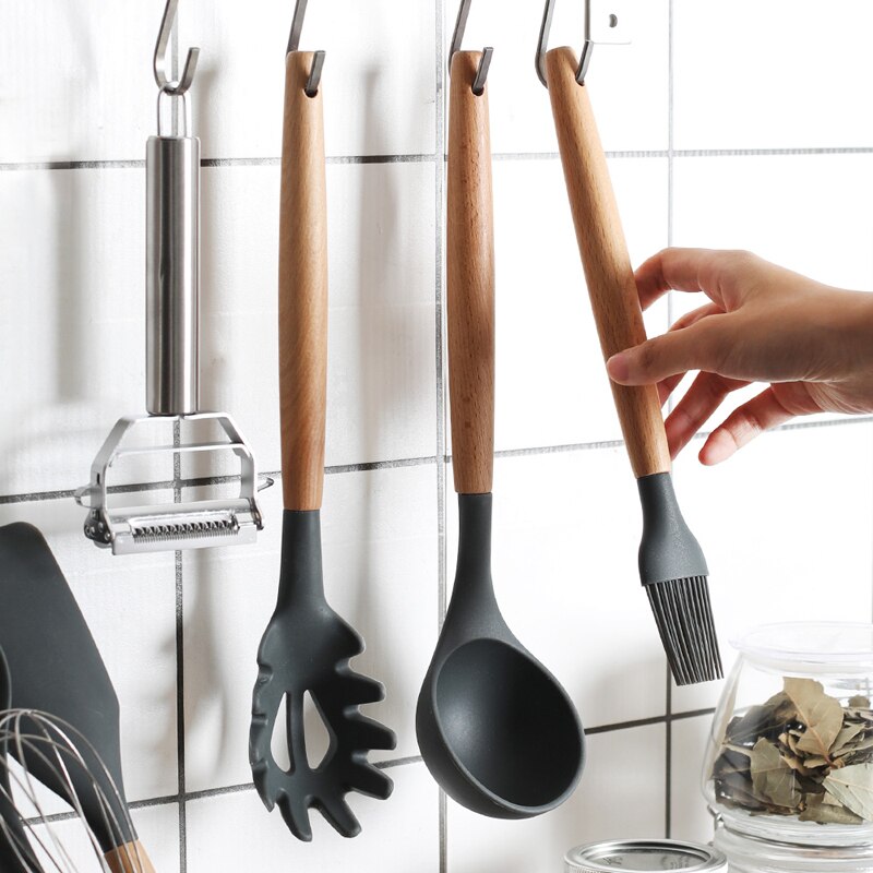 Siliconen Keukengerei Kookgerei Set Non-stick Kookgerei Spatel Schop Eikloppers Houten Handvat Keuken Koken Tool Set kopen vanaf een prijs van 30
