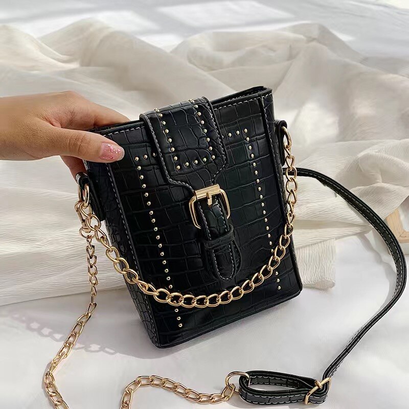 spring European and American style crocodile pattern chain bucket bag simple shoulder messenger PU female bag: Black