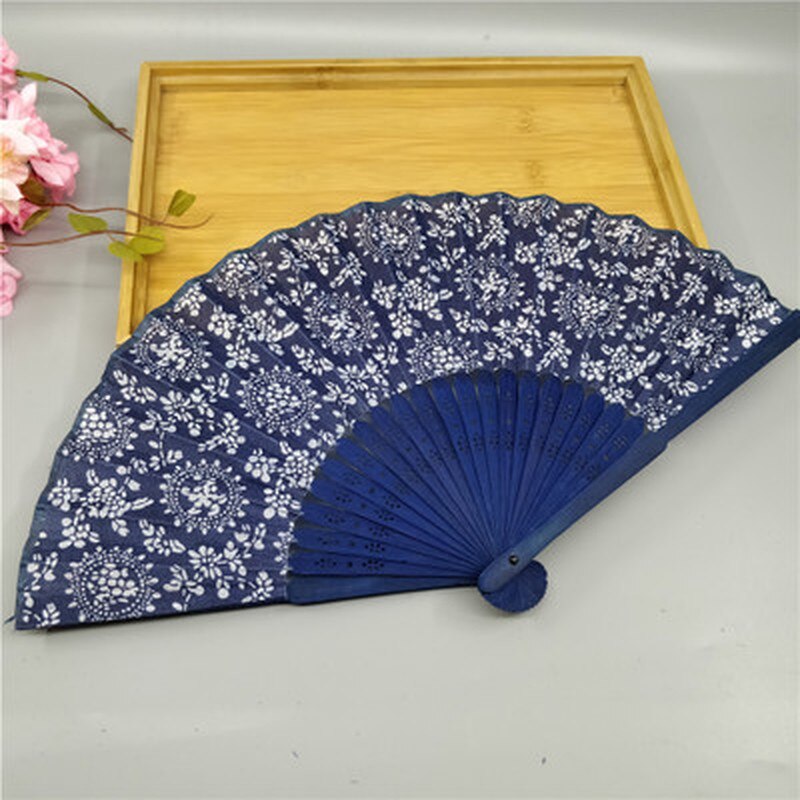 1Pc Chinese Zomer Blauw Doek Folding Hand Fan Stof Bloem Bloemen Wedding Party Favor Voor Vrouwen