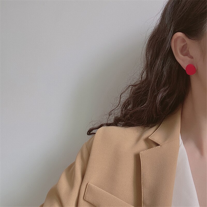 AOMU 2020 Nuovo S925 Semplice Geometrica Irregolare ciottoli Ovale Colorato Opaco Vernice spray in Metallo Semplice Orecchini Delle Viti Prigioniere per Le Donne