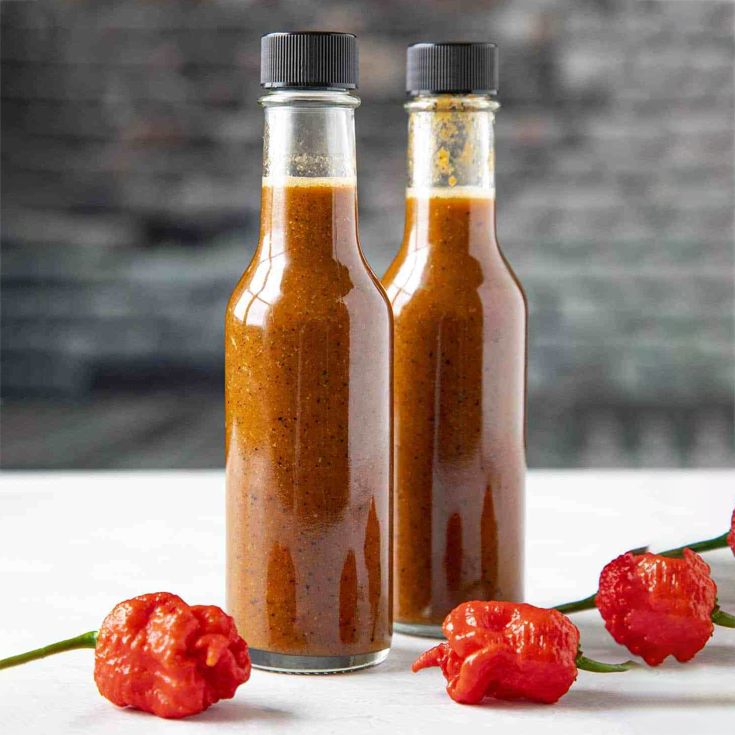 100 Pcs Hot Sauce Bottles Small Plastic Bottles Clear Woozy Bottles Empty With Leak Proof Black Screw Cap Mini Wine Liquor Bottles For Kitchen Sauce Salad Dressing Syrup Juice Whiskey Party (3 Oz
