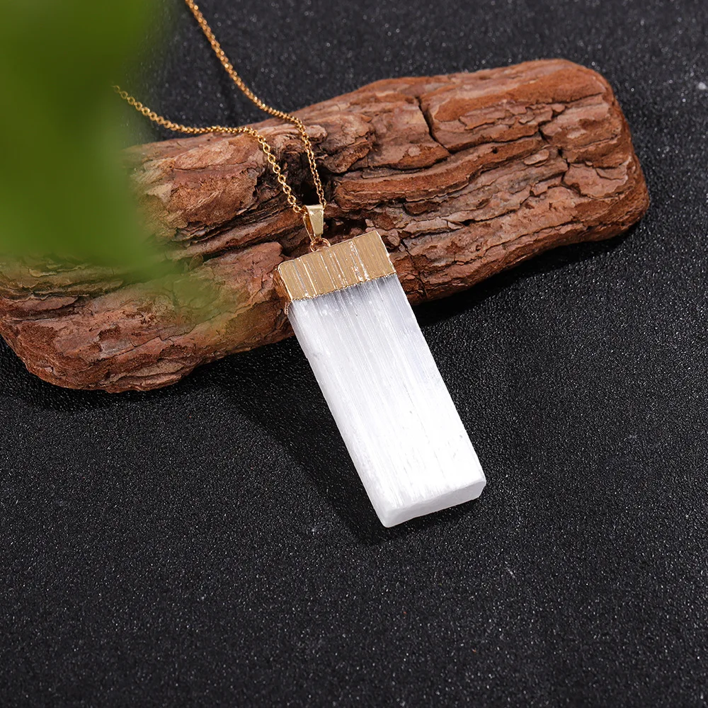Amuleto de cristales curativos de Reiki con colgante rectangular plano de citrino amatista con incrustaciones de selenita cruda Natural con tapa chapada en oro: Gris claro