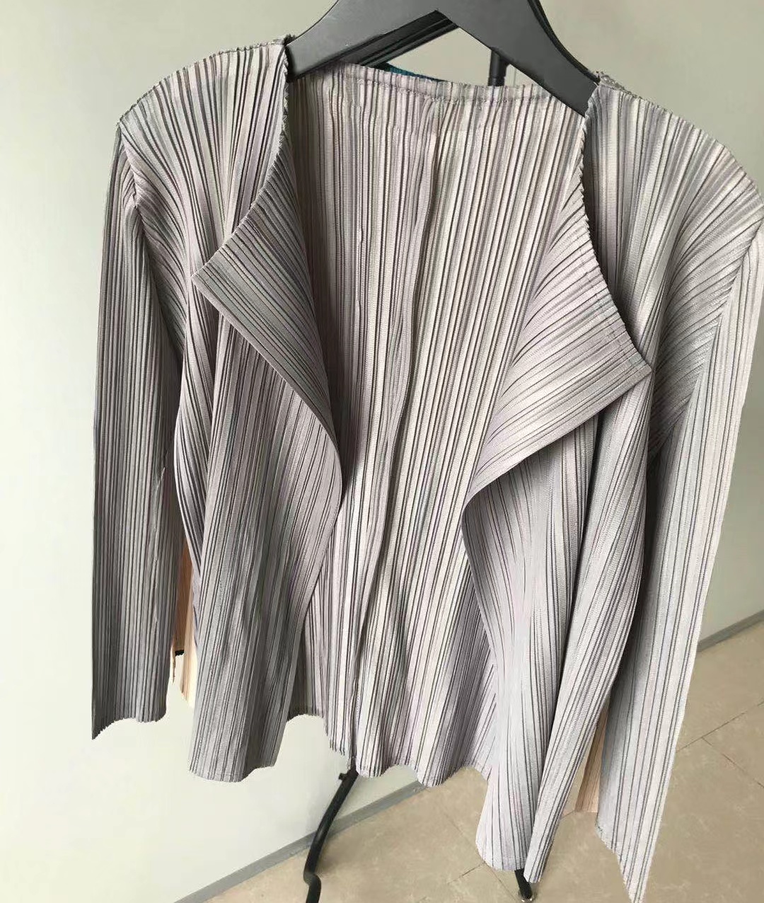 Miyake plisserte korte jakker dame cardigan lange ermer tynn løs kåpe rund krage avslappet vill sommertopper: Grå