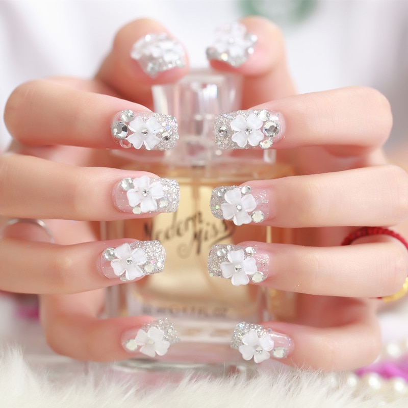 24Pcs Silver glitter diamond flower Valse Nagels Afgewerkt Korte Volledige Cover Nail Tips Druk op Nail Kunstmatige Nep nagels