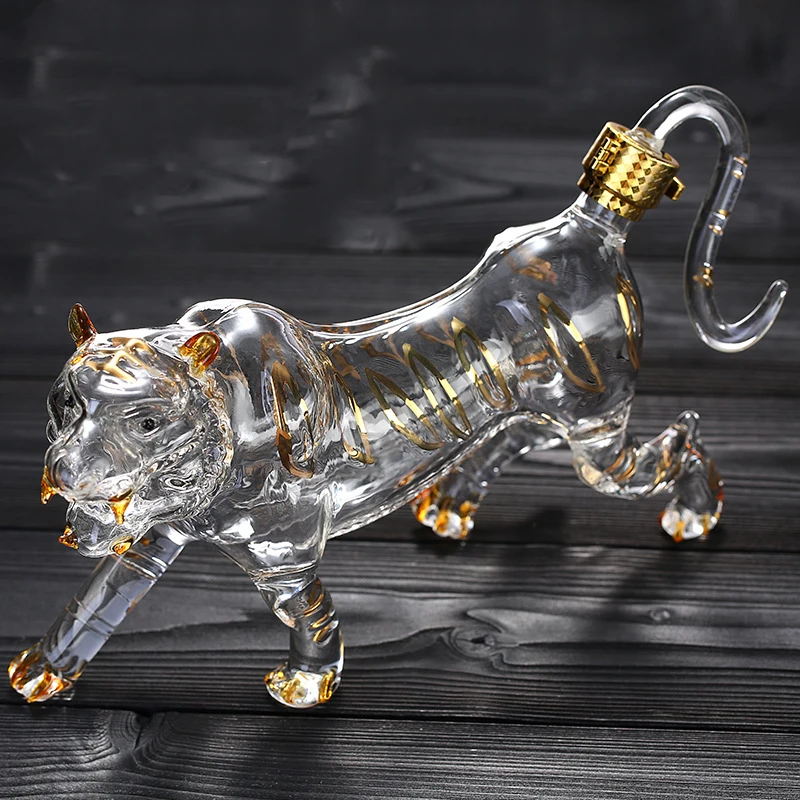 Handsome tiger shaped animal lead-free glass bottle wine decanter barware whiskey decanter for Liquor Scotch Bourbon