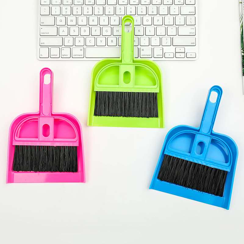 Mini desktop feie rengjøring børste bord liten kost multi-funksjon kan henge skrivebord støvbrett sett: Rød