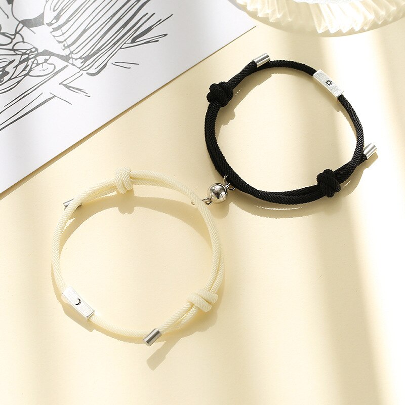 2 teile/satz Sonne Mond Paar Armbänder verrotten Schnur Freundschaft Schmuck Magnetische Glocken Perlen Einstellbare Seil Armbinde Handgemachten Schmuck: Mond Schwarz Beige
