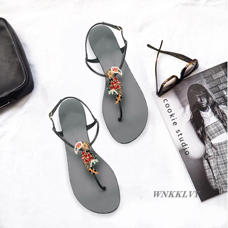 Sandalias planas de verano para mujer, chanclas elegantes con diamantes de imitación, clip dedos de cristal, playa, vacaciones junto al mar