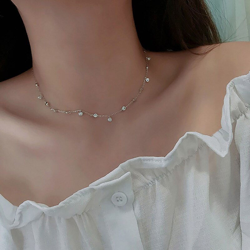 Eine echte schmetterlings-halskette aus sterlingsilber, plattiert mit 18k 925 , simulierten diamanten – ein boho-schmuckstück für damen