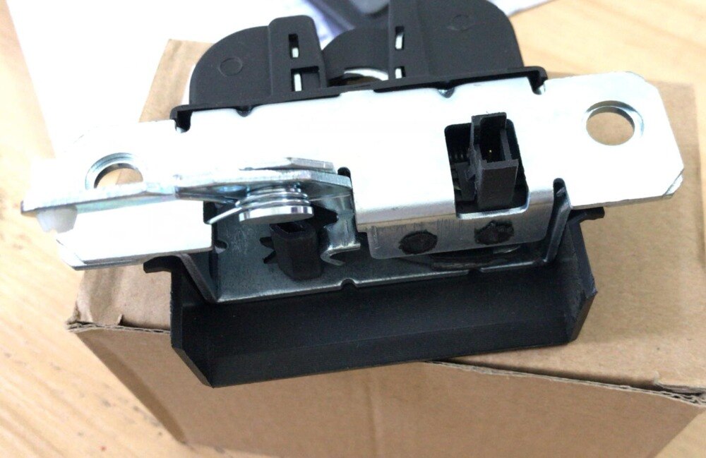 Mallille vw golf  mk4 iv tavaratilan takaluukun tavaratilan lukon salvan lukitusmekanismin toimilaitteen solenoidi 6 q 6827505e 6 l 6827505a 7 l 6827505