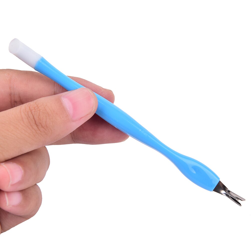 2 manieren om nagels te reinigen: dode huidcellen, vork, lepel, om de nagelriemduwer te duwen, mes, exfoliërende nagelkunsttools