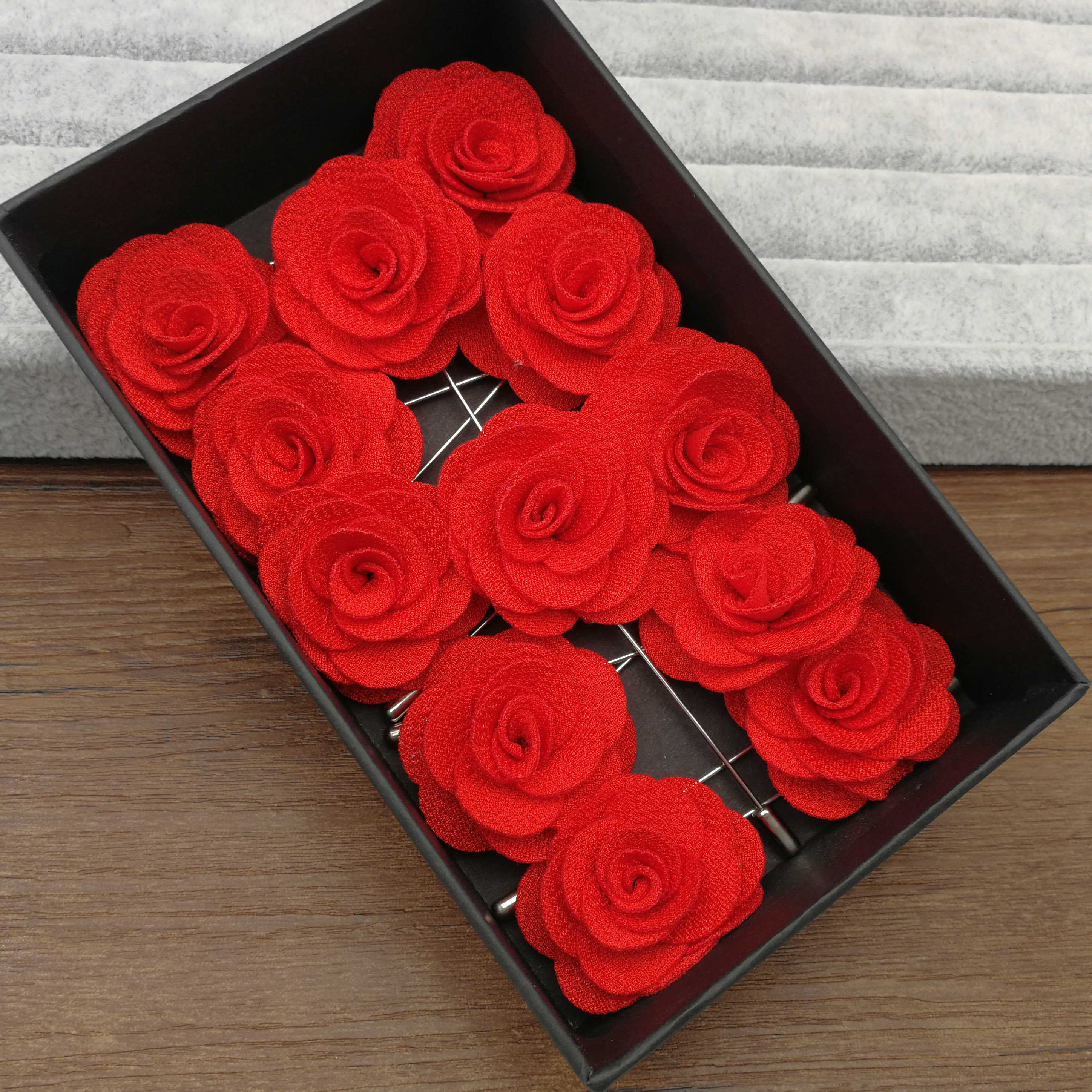 Broches à fleurs en tissu pour femmes, épingles de décoration pour costumes, épingles à revers pour hommes, accessoires pour costumes dans une boîte: PLAQUÉ ARGENT