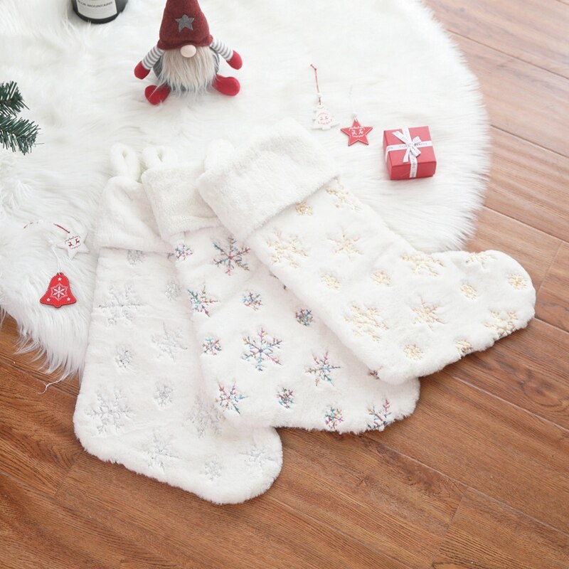 3 st snöflingor broderade vita plysch julstrumpor väska hängande öglor julgran öppen spis godis strumpor