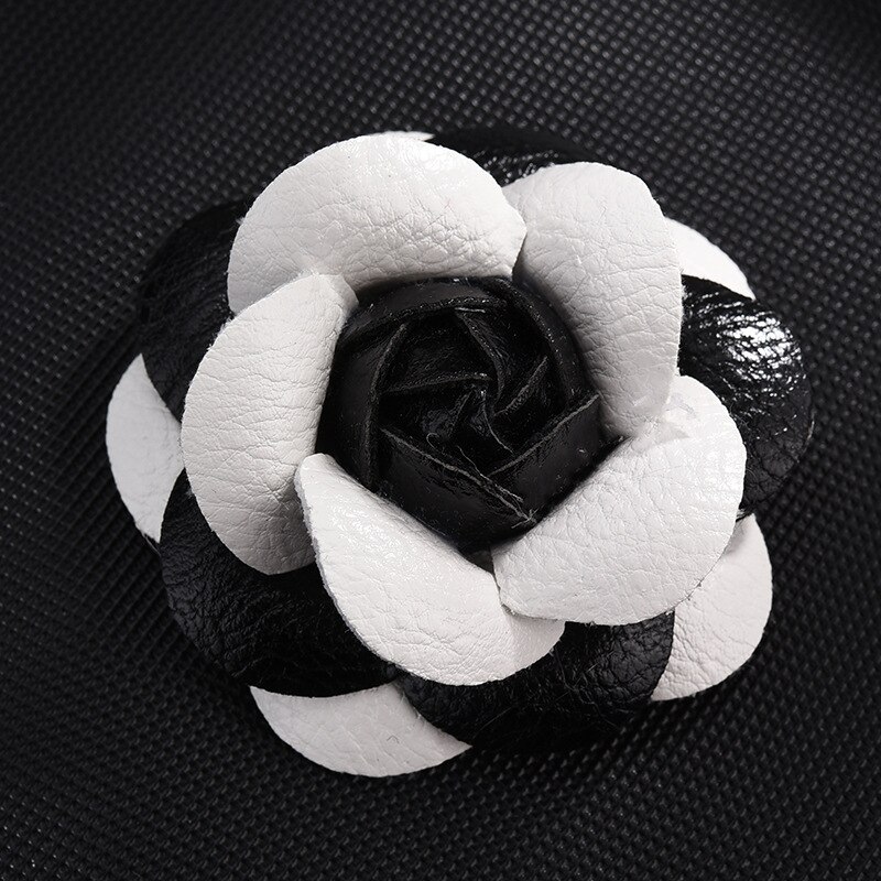 coreano hecho a mano PU cuero Camelia flor broche botón solapa Pin joyería broches ramillete para las mujeres Accesorios: Black White