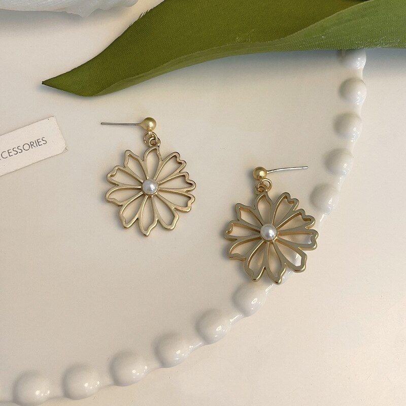 temperament dziurawy płatek kwiatu kolczyki klipsy złoty kolor proste duże kwiatowe nausznice dla kobiet bez przekłuwania uszu biżuteria ucha: pierced ears stud