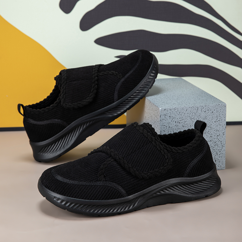 Comfortabele wandelschoenen met schokabsorberend en antislip bovenwerk, ademend materiaal en klittenbandsluiting voor gemakkelijk aan- en uittrekken.