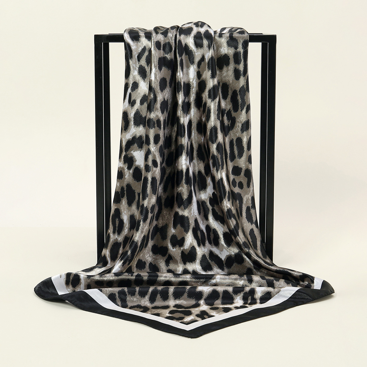 Seidenschal mit Leopardenmuster für -Luxusmarke, Halstuch, Hals, Kopf-/Haarschals, Bandana, Taschentuch, Kopftuch, 90 x 90 cm